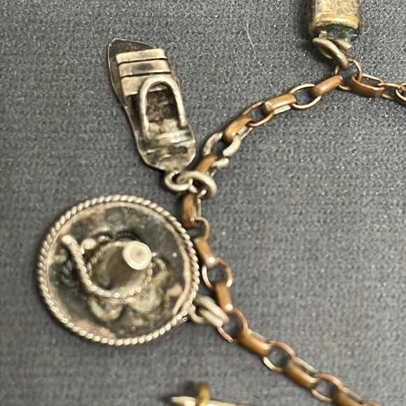 Vintage charm bracelet from French flea market. - Picture 2 of 9